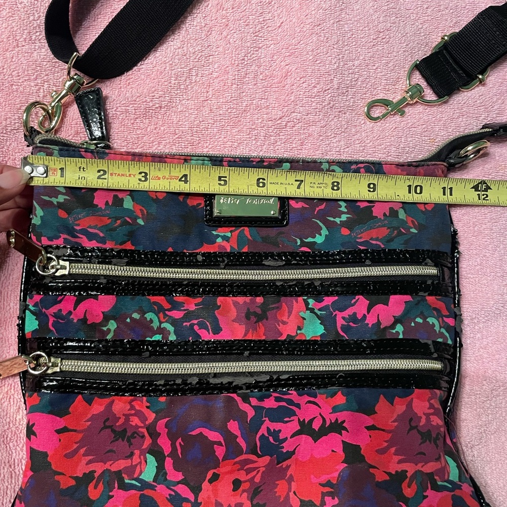 Hippie like shoulder back with it adjustable shoulder strap.1 size mixed colors.